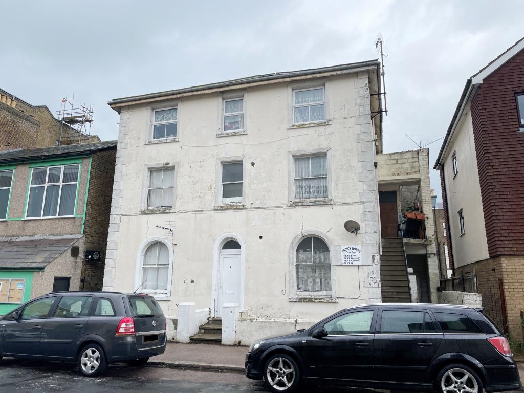 Lot: 109 - FLAT FOR IMPROVEMENT WITH FREEHOLD AND VACANT BASEMENT WITH POTENTIAL - Freehold block of flats